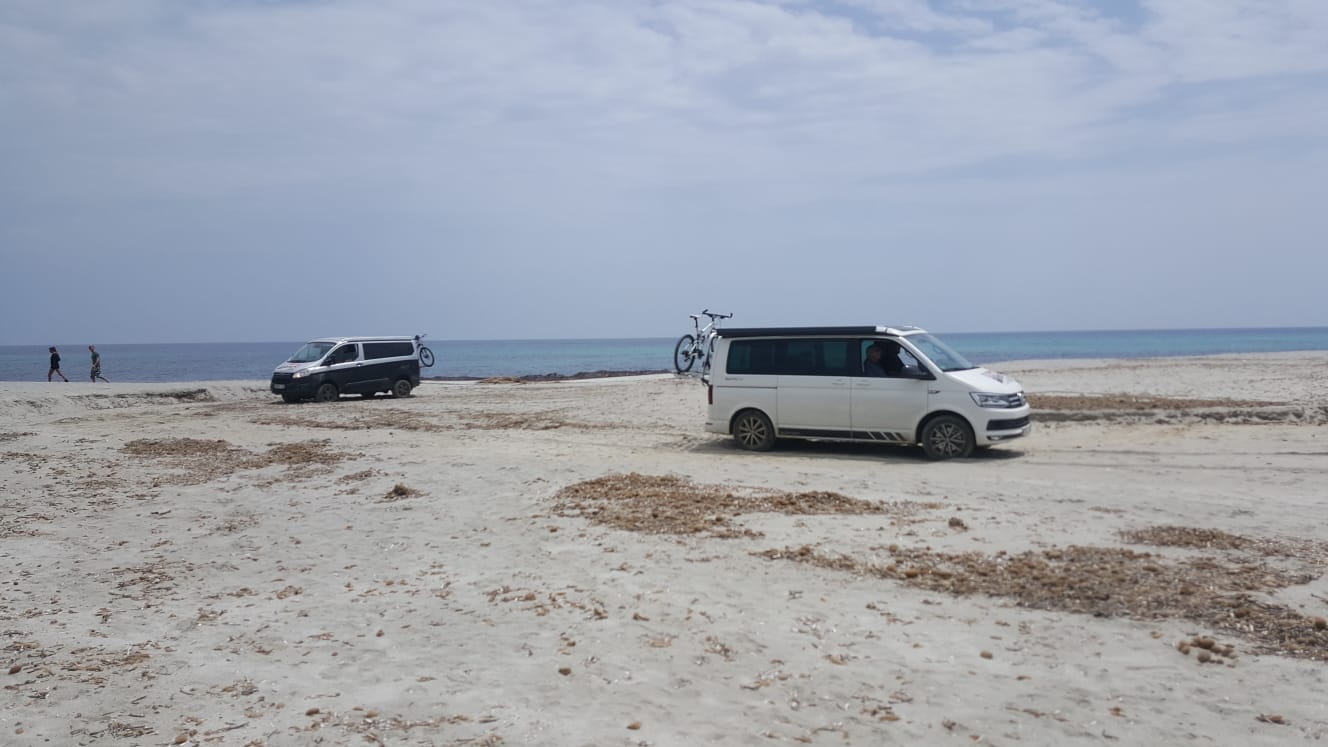Siniscola, Berchida, pulmini in spiaggia (29 maggio 2018)