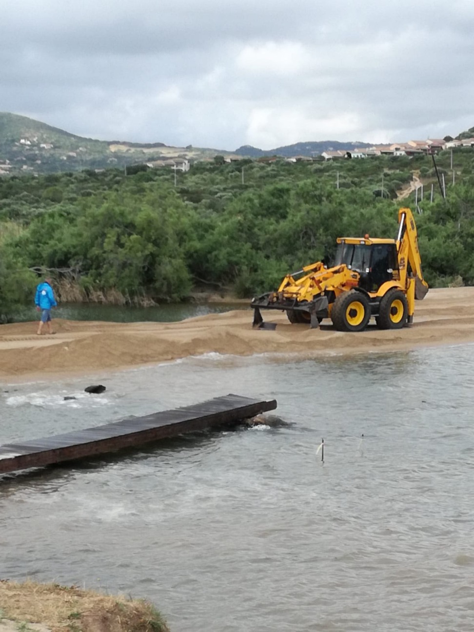 Palau, La Sciumara, ruspa in spiagga per chiudere la foce del Rio Surrau (23 giugno 2018)