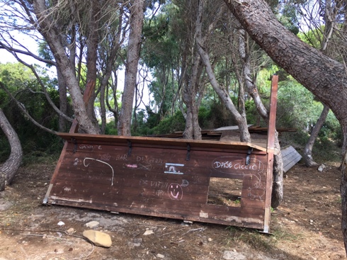 Carloforte, Guidi, legname abbandonato